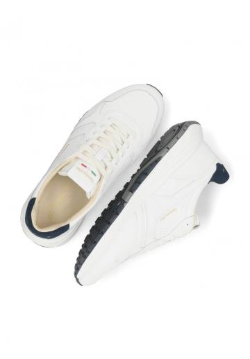 Походные кроссовки