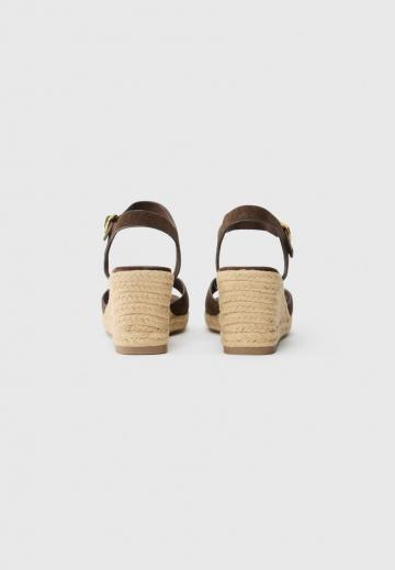 Босоножки на танкетке