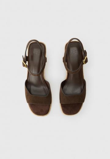 Босоножки на танкетке