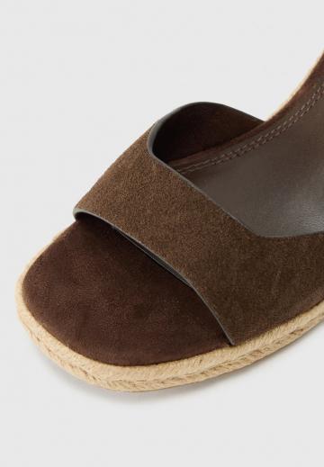 Босоножки на танкетке