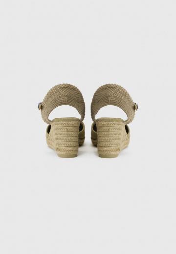 Босоножки на танкетке