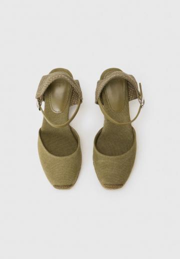 Босоножки на танкетке