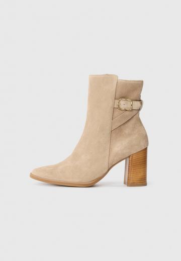 Высокие сапоги