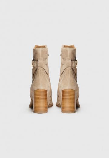 Высокие сапоги