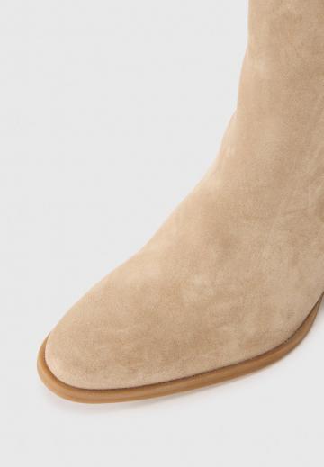 Высокие сапоги