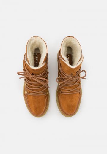 Ботинки на шнуровке