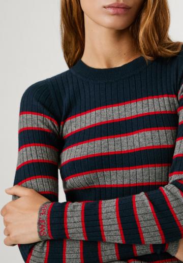 Пуловер в полоску