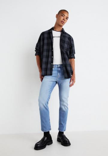 Узкие джинсы