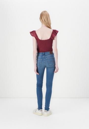 Узкие джинсы