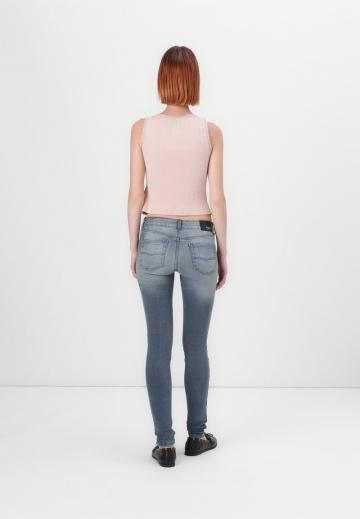 Узкие джинсы