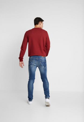 Узкие джинсы