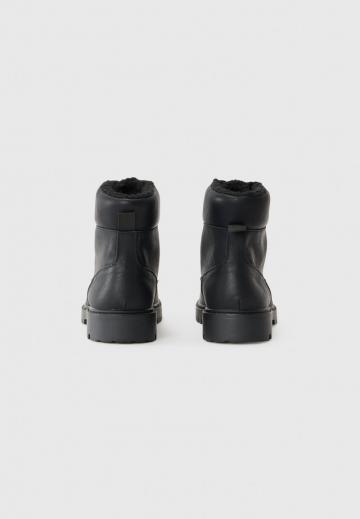 Ботинки на шнуровке