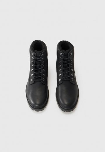 Ботинки на шнуровке