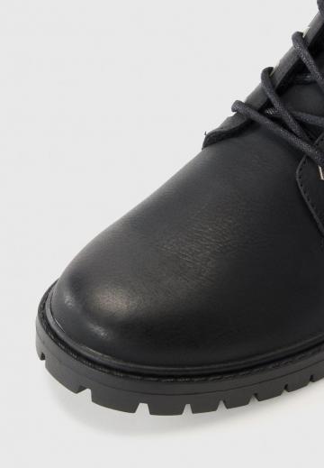 Ботинки на шнуровке