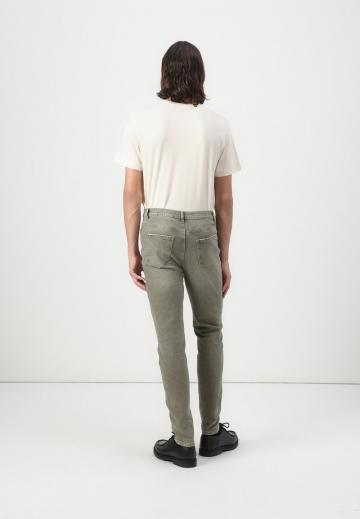 Узкие джинсы