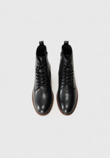 Ботинки на шнуровке