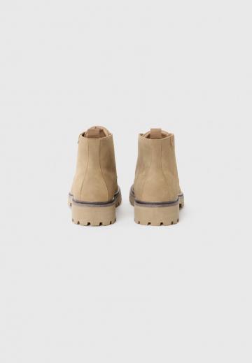 Ботинки на шнуровке