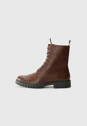 Ботинки на шнуровке