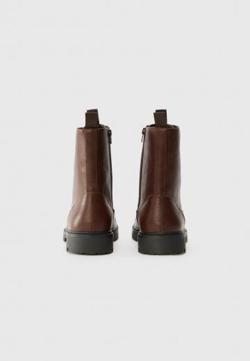 Ботинки на шнуровке