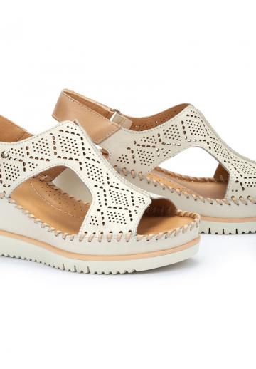 Босоножки на танкетке