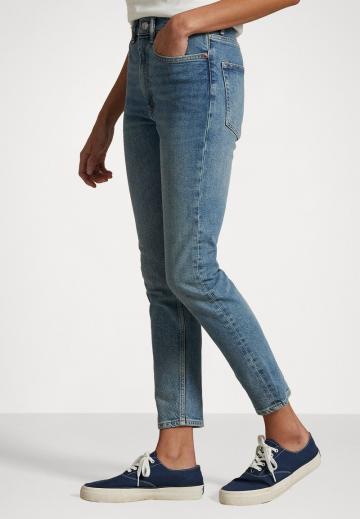 Узкие джинсы