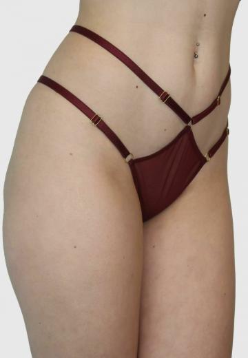 Трусы на бедрах