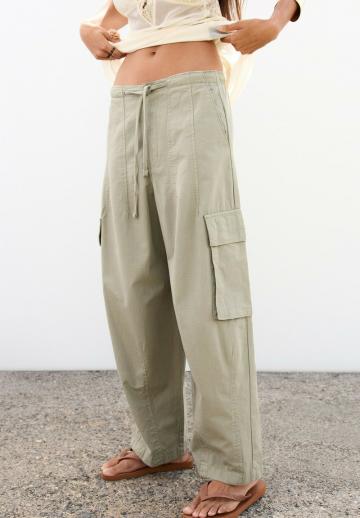 Брюки с накладными карманами