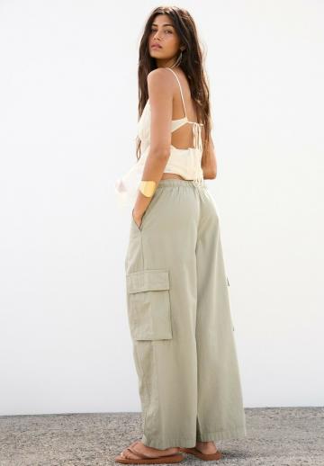 Брюки с накладными карманами