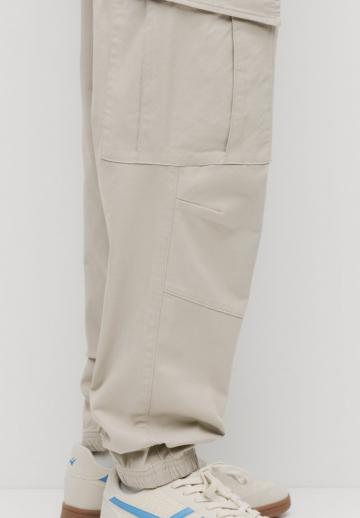 Брюки с накладными карманами