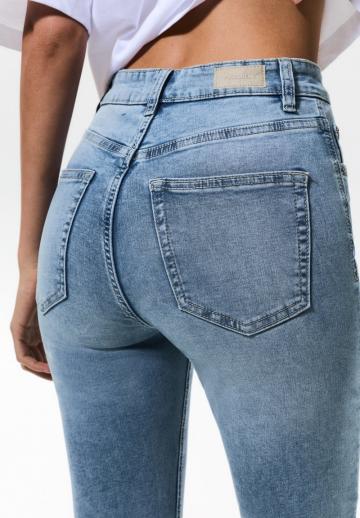 Узкие джинсы