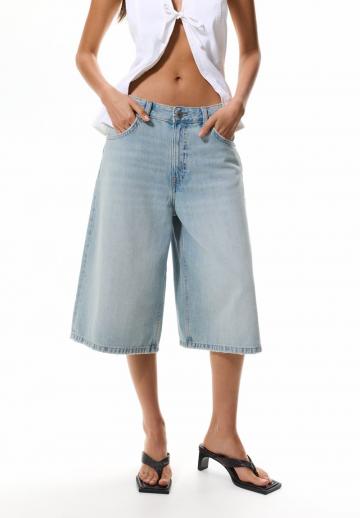 Короткие джинсы