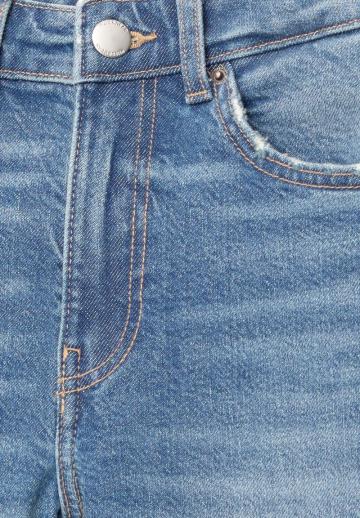 Короткие джинсы