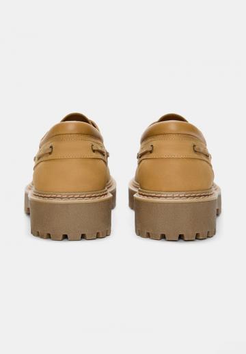 Ботинки на шнуровке