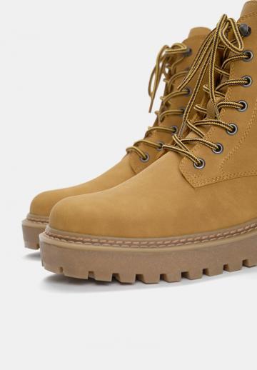 Ботинки на шнуровке