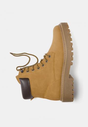 Ботинки на шнуровке