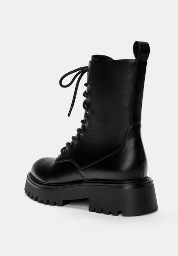 Ботинки на шнуровке