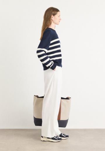 Пуловер в полоску