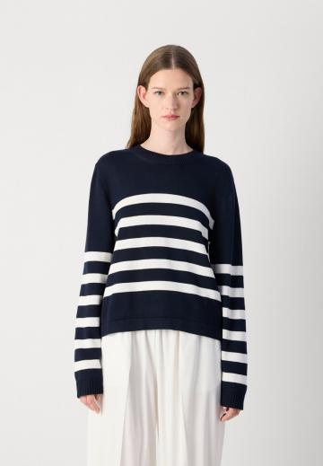 Пуловер в полоску