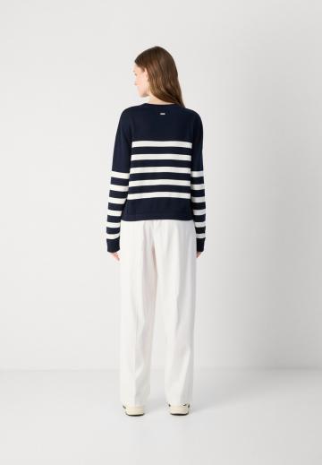 Пуловер в полоску