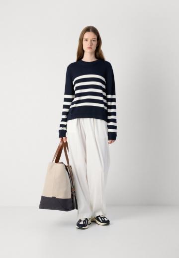 Пуловер в полоску