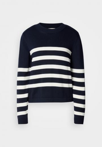 Пуловер в полоску