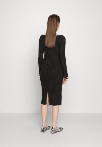 Вязаное платье