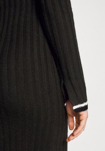 Вязаное платье