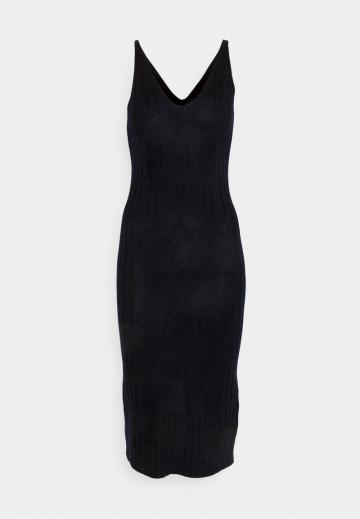 Вязаное платье
