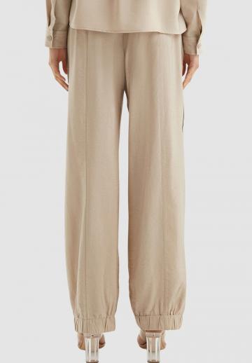 Брюки с накладными карманами