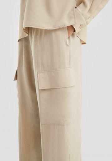 Брюки с накладными карманами