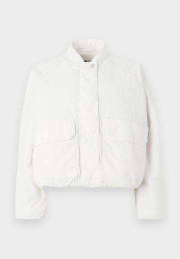 Куртка с накладнымит карманами