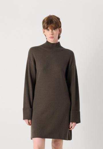 Вязаное платье