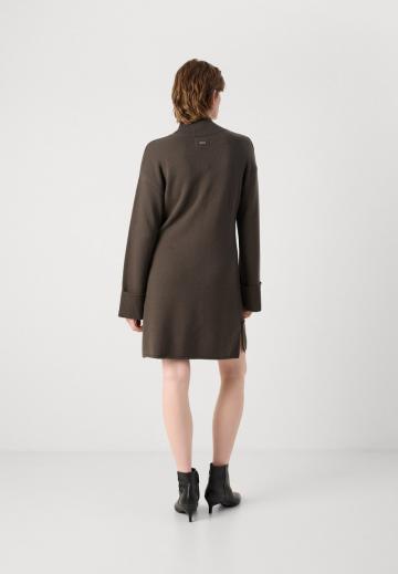 Вязаное платье