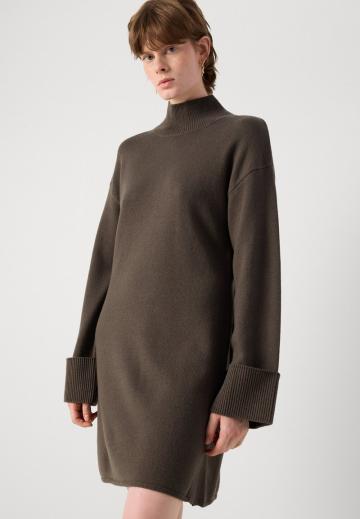 Вязаное платье